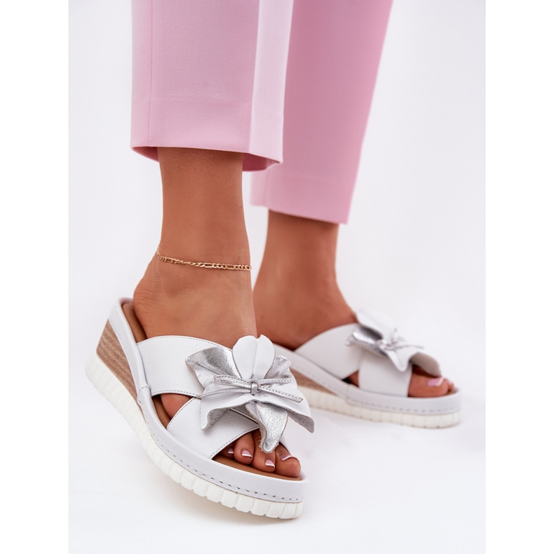 ARTIKER Kvinnors läderkilar med en dekorativ blommor Artker 54C0538 Vit och silver silver- 2