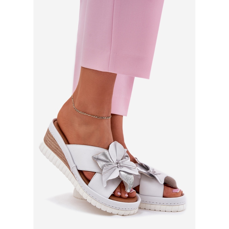 ARTIKER Kvinnors läderkilar med en dekorativ blommor Artker 54C0538 Vit och silver silver- 1