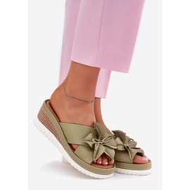 ARTIKER Kvinnors läderkilar med en dekorativ blommor Artikemer 52C0503 Green grön 1