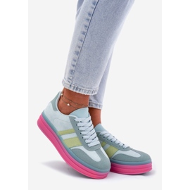 Låga sneakers på den blå plattformen 1