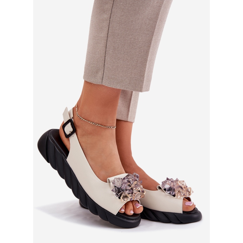Kvinnors lädersandaler med artiker 54C1627 Crystals Beige 1