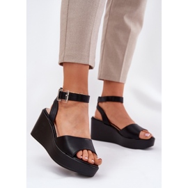 Kvinnors svarta sandaler på kilar 2