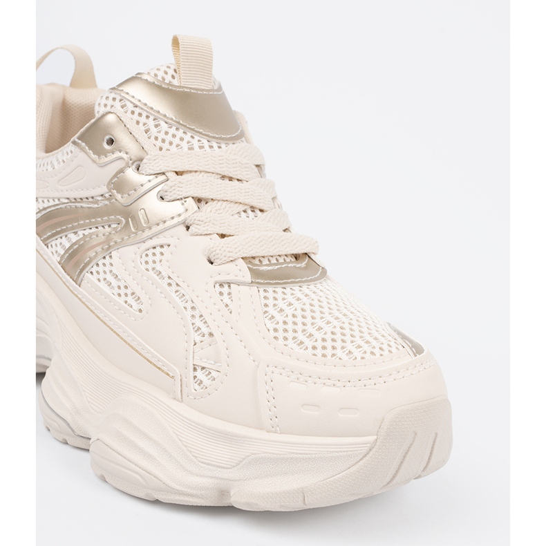 Lätt beige sneakers på en tjock sula 1