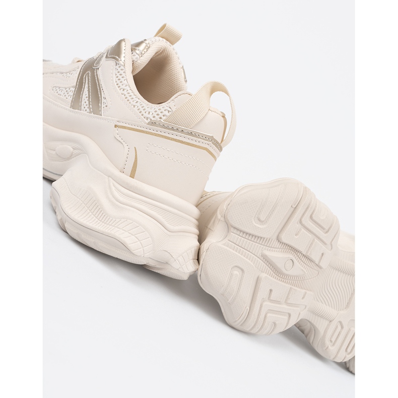 Lätt beige sneakers på en tjock sula 2