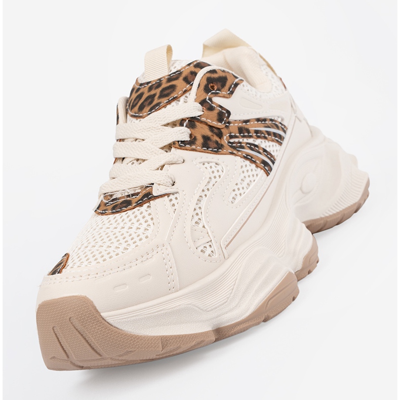 Kvinnors sneakers på en tjock leopardsula beige 1