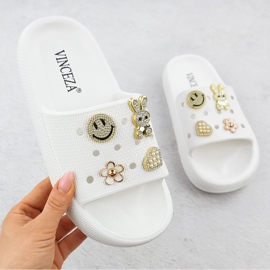 Skum flip flops på poolstranden på den vita plattformen dekorerad Vinceza 76055 1