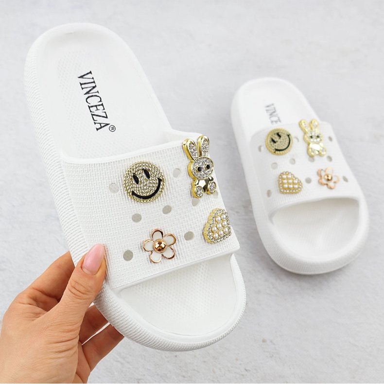 Skum flip flops på poolstranden på den vita plattformen dekorerad Vinceza 76055 1