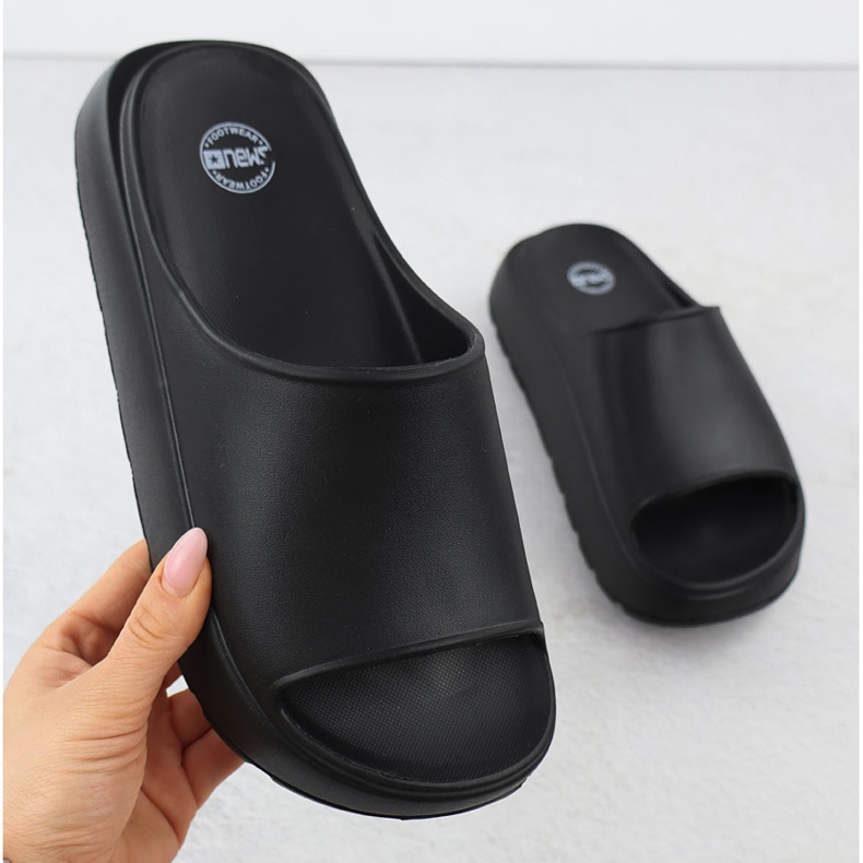 Kvinnors flip flops på en tjock plattform Pool Beach Black News 7303 svart 1