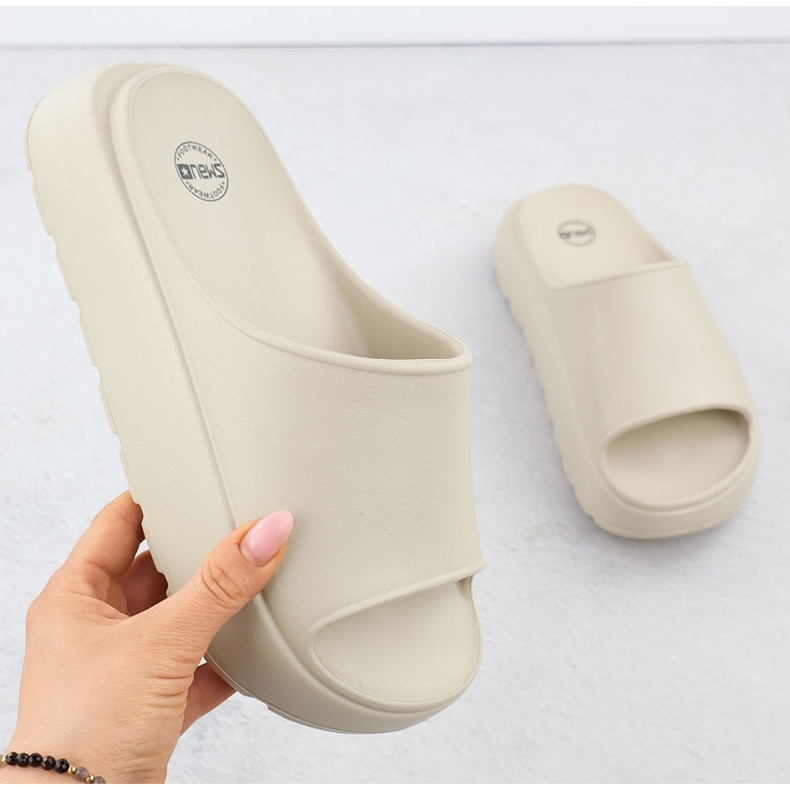 Kvinnors flip flops på en tjock plattformspool Beige News 7303 1
