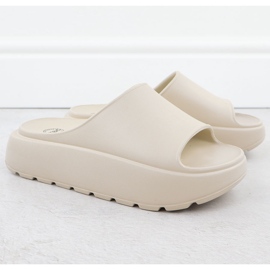Kvinnors flip flops på en tjock plattformspool Beige News 7303 2