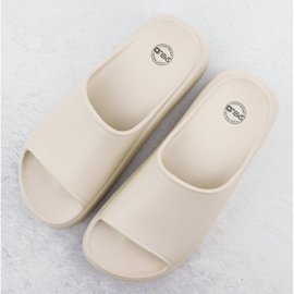 Kvinnors flip flops på en tjock plattformspool Beige News 7303 3