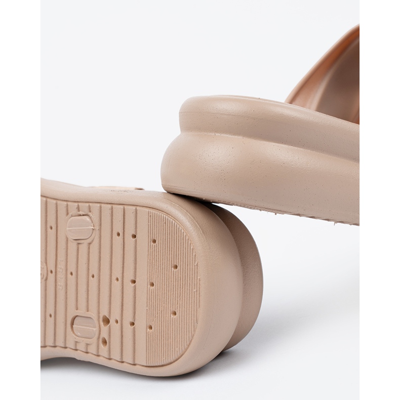 Seastar Tofflor med gyllene spännen på beige -plattformen 1