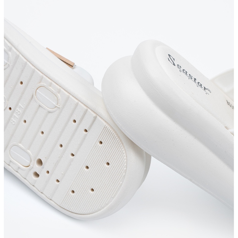 Seastar Sofflor med gyllene spännen på den vita plattformen 1