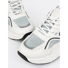 Shelvt Vita och gröna sneakers med dekorativa insatser 5