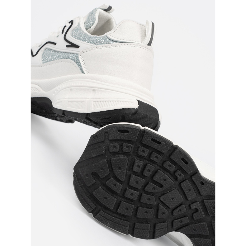 Shelvt Vita och gröna sneakers med dekorativa insatser 1