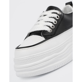 Svartvita sneakers på plattformen 1