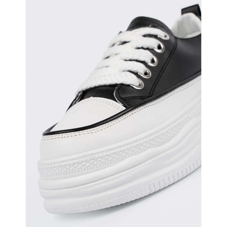 Svartvita sneakers på plattformen 1
