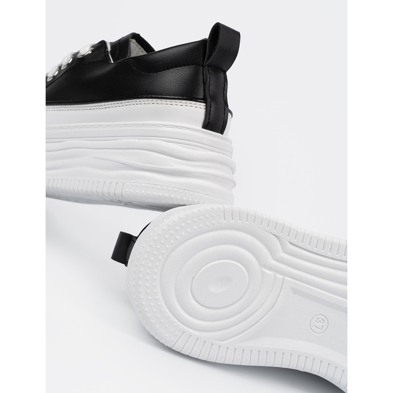 Svartvita sneakers på plattformen 2
