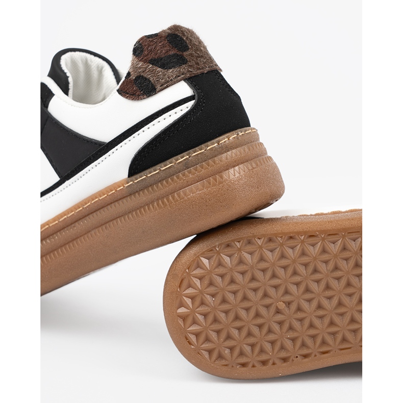 Svartvita sneakers med leopardtrycksinsatser 1