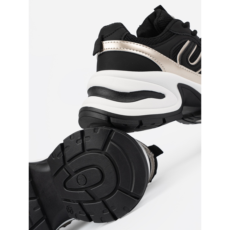 Svarta kvinnors sneakers med gyllene skär 1