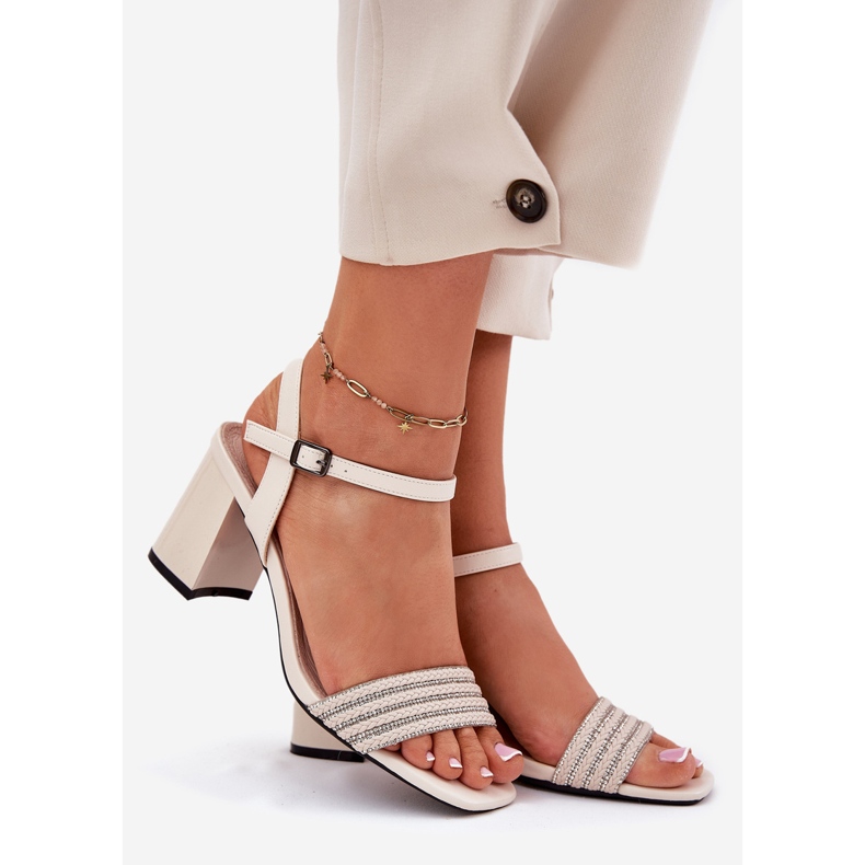 Kvinnors sandaler på stolpen med zirkoner och Vinceza 62228 svart beige 1