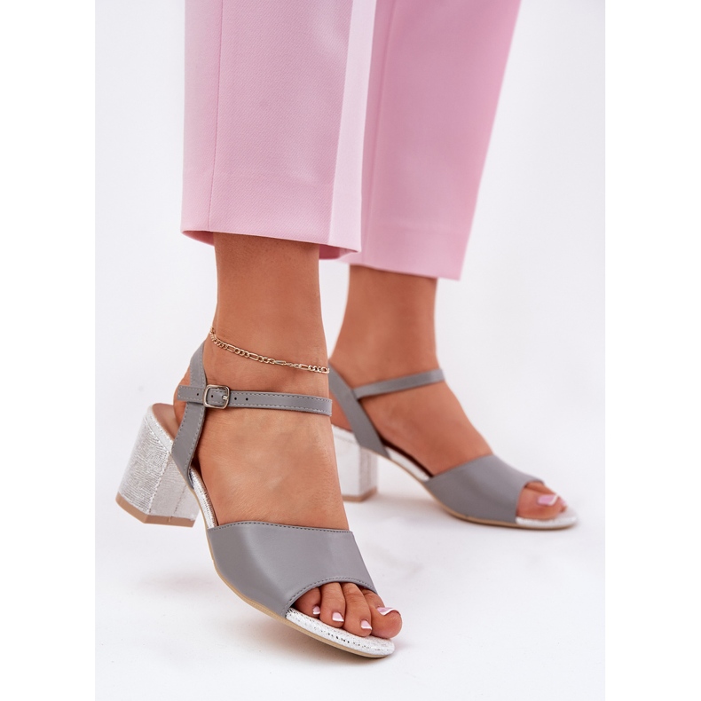 Kvinnors sandaler på Vinceza 20275 -inlägget grå 2