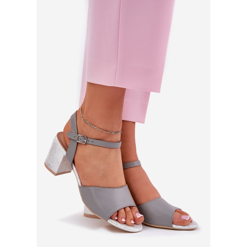 Kvinnors sandaler på Vinceza 20275 -inlägget grå 1