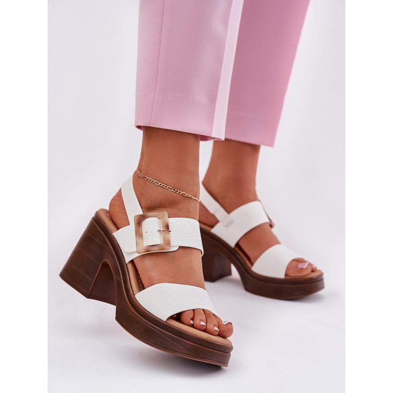 Kvinnors sandaler på en massiv häl- och Vinceza -plattform 17387 vit 2