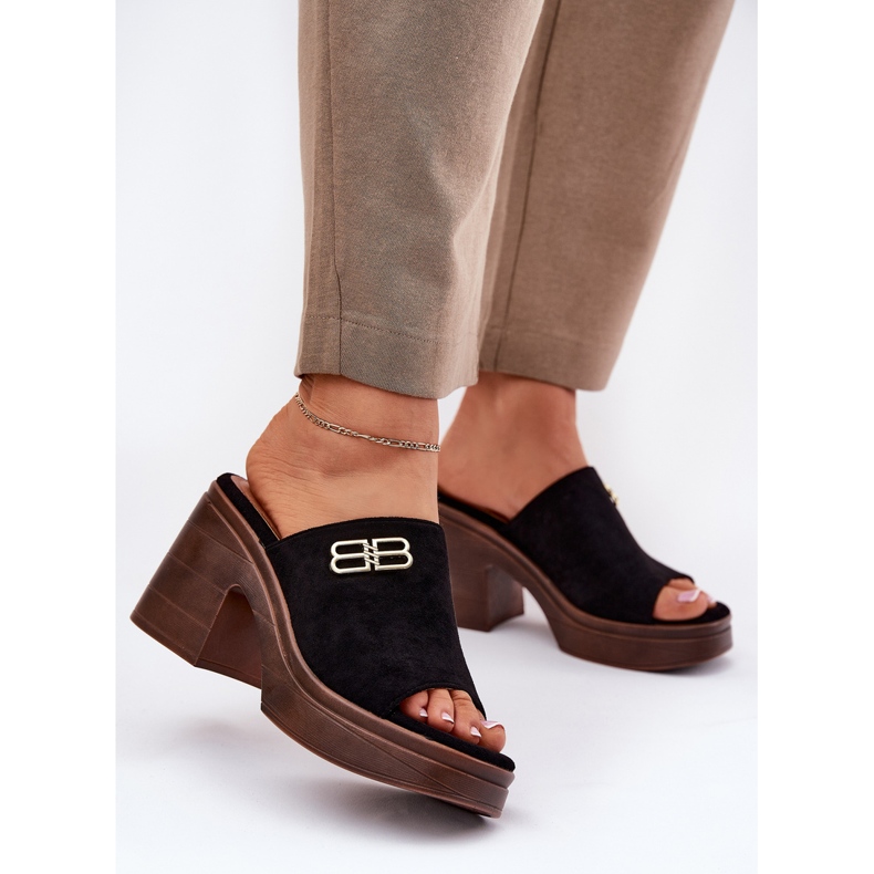 Vinceza Kvinnors tofflor på en massiv häl med en gyllene detalj på Vincez 17400 svart 2