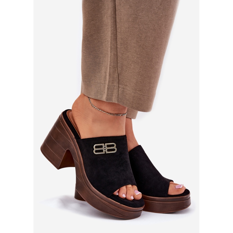 Vinceza Kvinnors tofflor på en massiv häl med en gyllene detalj på Vincez 17400 svart 1