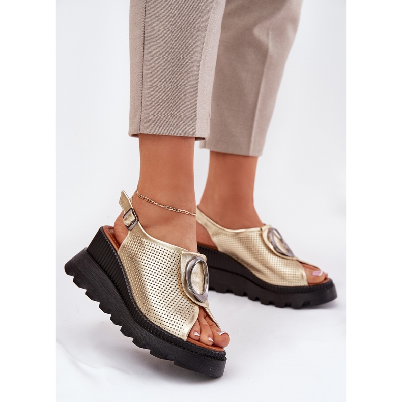 ARTIKER Kvinnors lädersandaler med en kil med dekoration Arker 56C0109 Zlotys gyllene 2