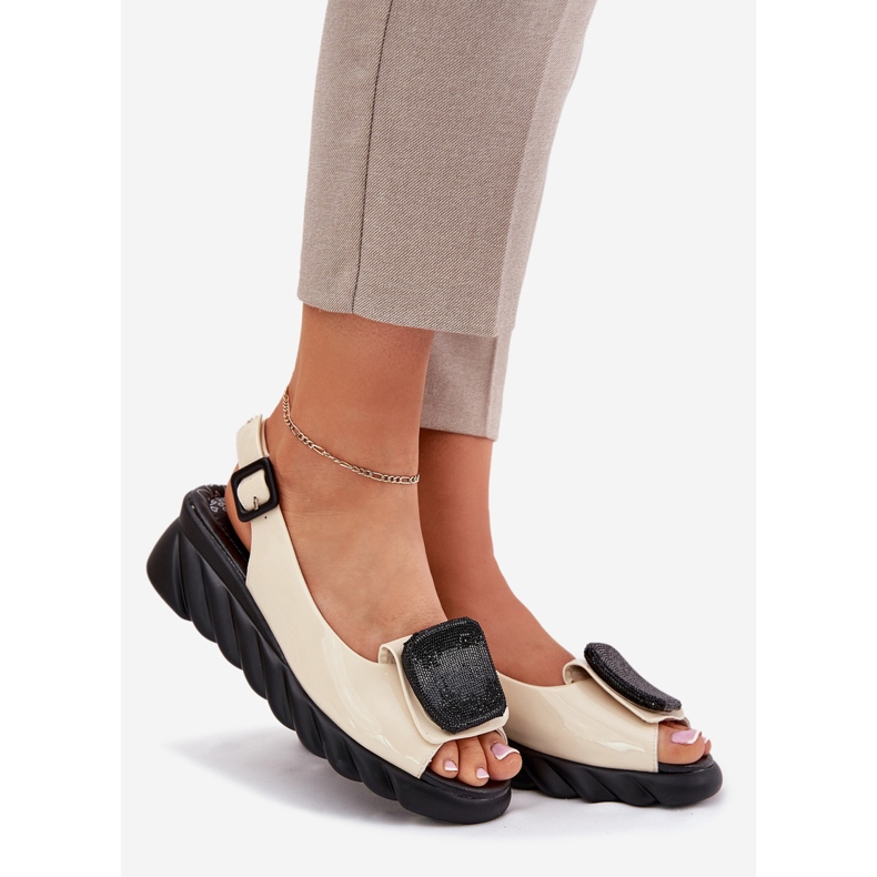 Läder lackerade kvinnors sandaler med forntida dekoration Artiker 56C1567 Beige 1