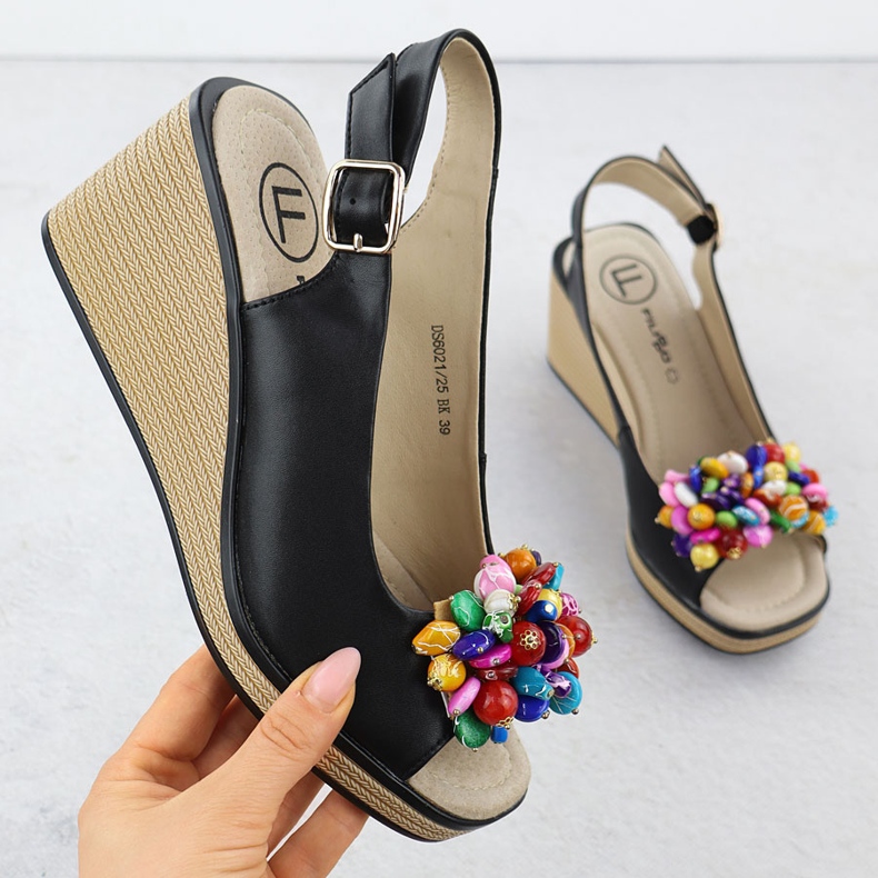 Läder kilsandaler med färgglada pärlor svart filippo ds6021 1