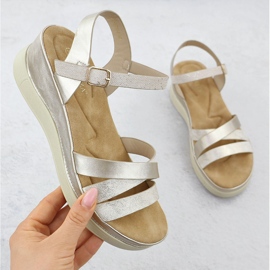 Kvinnors sandaler på guldkilen Vinceza 15358 gyllene 1