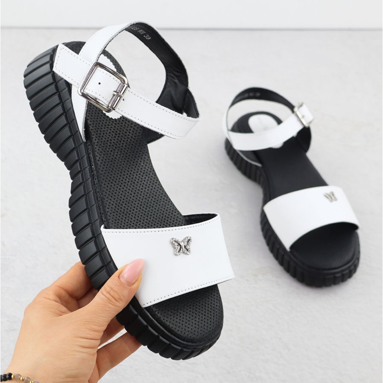 Kvinnors lädersandaler på en tjock sula med en fjäril vit filippo DS6811 1