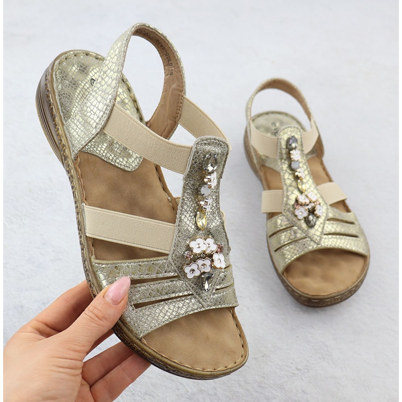 Kvinnors sandaler infogade på Golden Evento 8849 Erasers gyllene 1