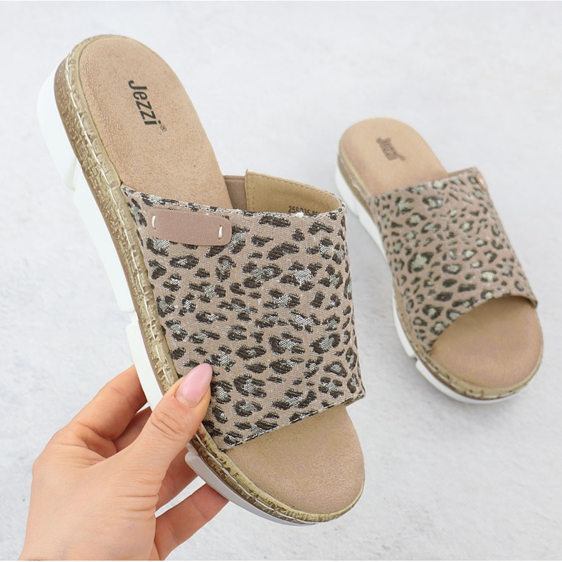 Kvinnors flip flops på ett leopardtryck beige jezzi 8832 1