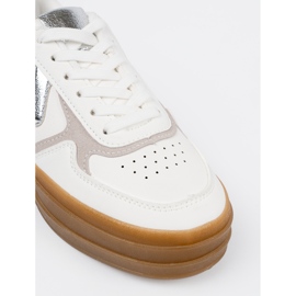 Shelvt Kvinnors vita sneakers med silverinsatser 1