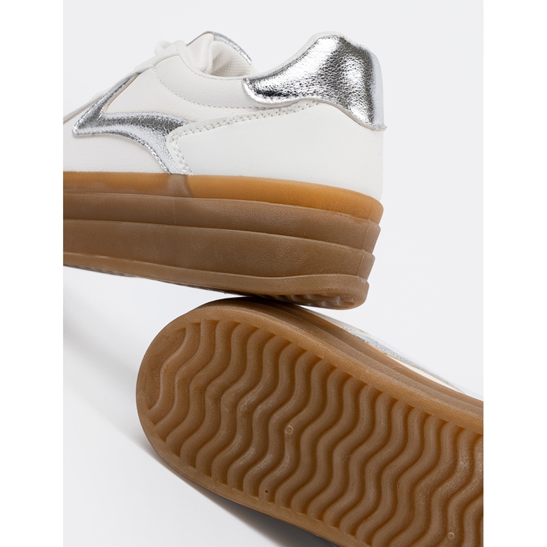 Shelvt Kvinnors vita sneakers med silverinsatser 2