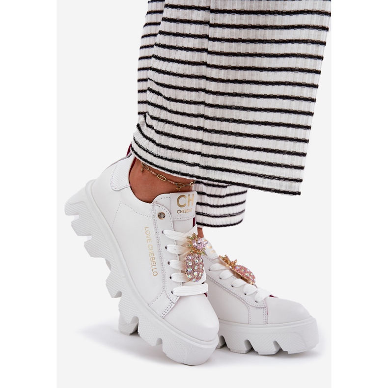 CheBello Läder sneakers med en dekorativ brosch porabello 4651 vit 1