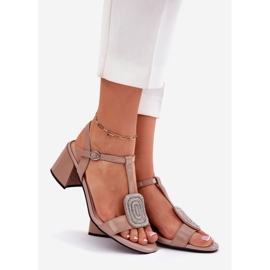 Läderlackerade kvinnors sandaler på stolpen med en Vinceza 91134 Beige 1