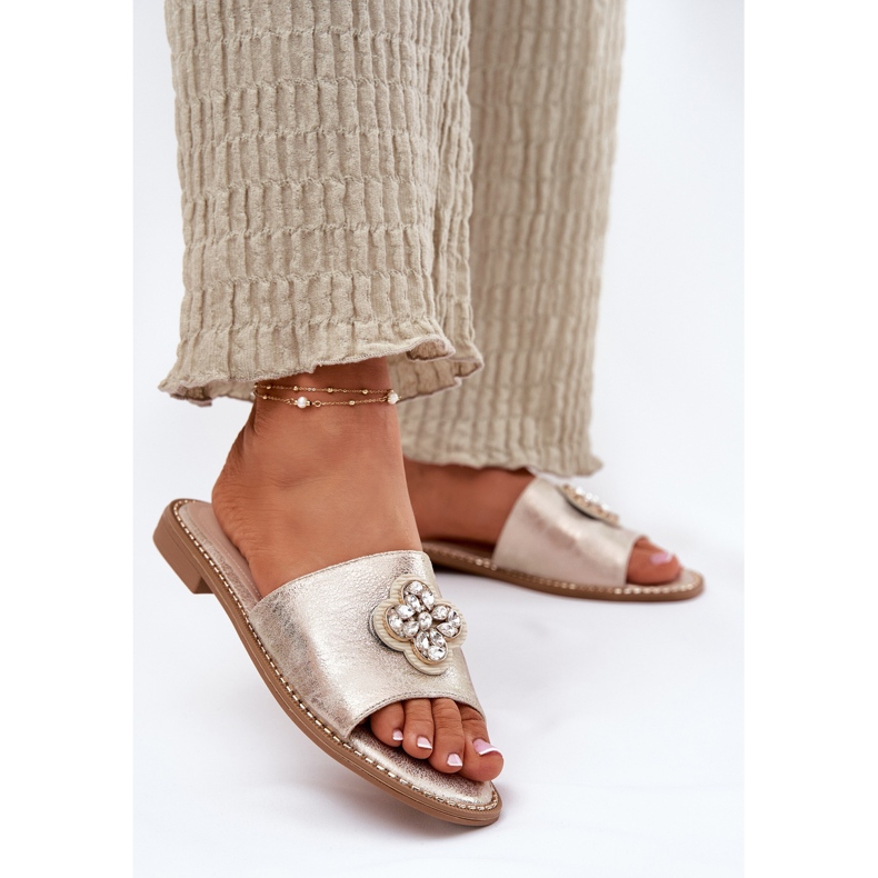 S.Barski Flat-klackade kvinnors flip flops med en dekorativ detalj S. Barski KV51-087 PLN gyllene 2
