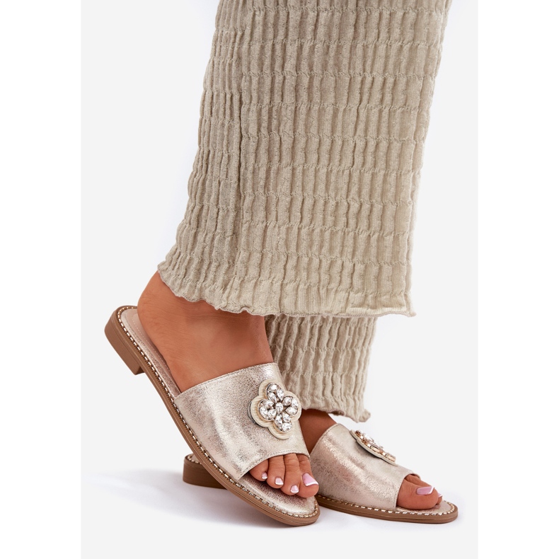 S.Barski Flat-klackade kvinnors flip flops med en dekorativ detalj S. Barski KV51-087 PLN gyllene 1