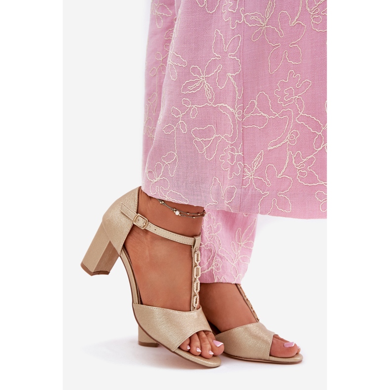 EVento Kvinnors sandaler på stolpen med ett dekorativt ekoläderbälte gyllene 1