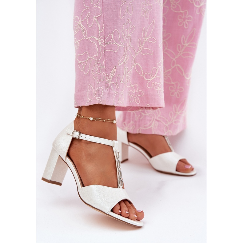 EVento Kvinnors sandaler på stolpen med en dekorativ ekoläder vit 2