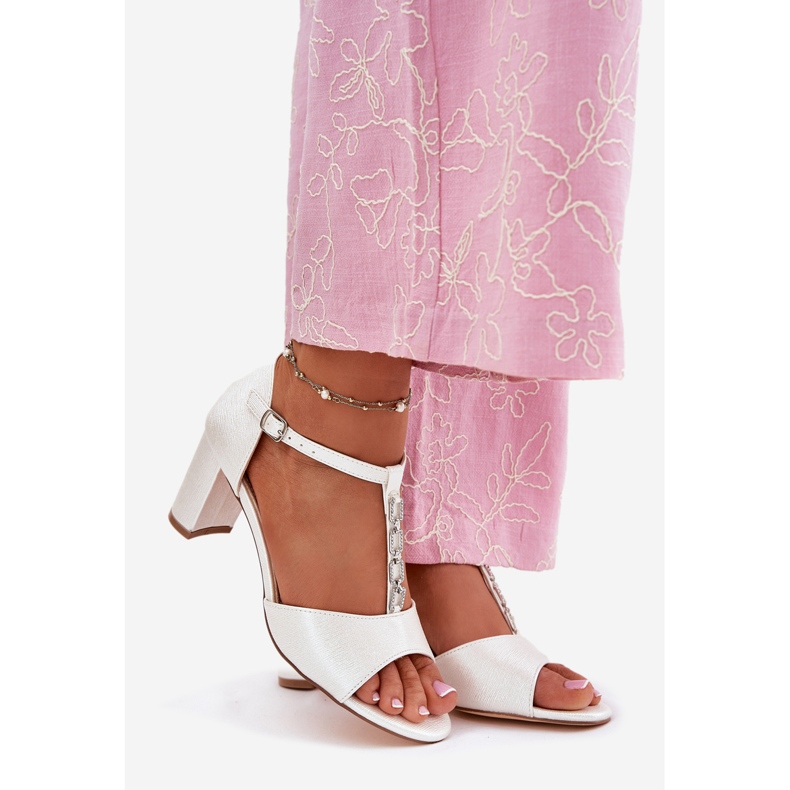 EVento Kvinnors sandaler på stolpen med en dekorativ ekoläder vit 1