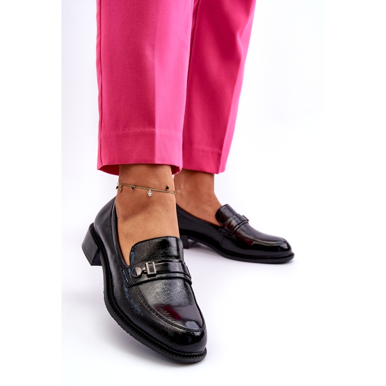 Vinceza Kvinnors lackerade svarta loafers med en prydnad 1
