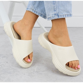 Kvinnors flip flops på en tjock plattformspool Beige News 7303 4