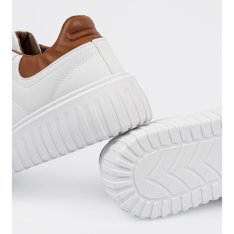 Shelvt Vita kvinnors sneakers bruna skär 1