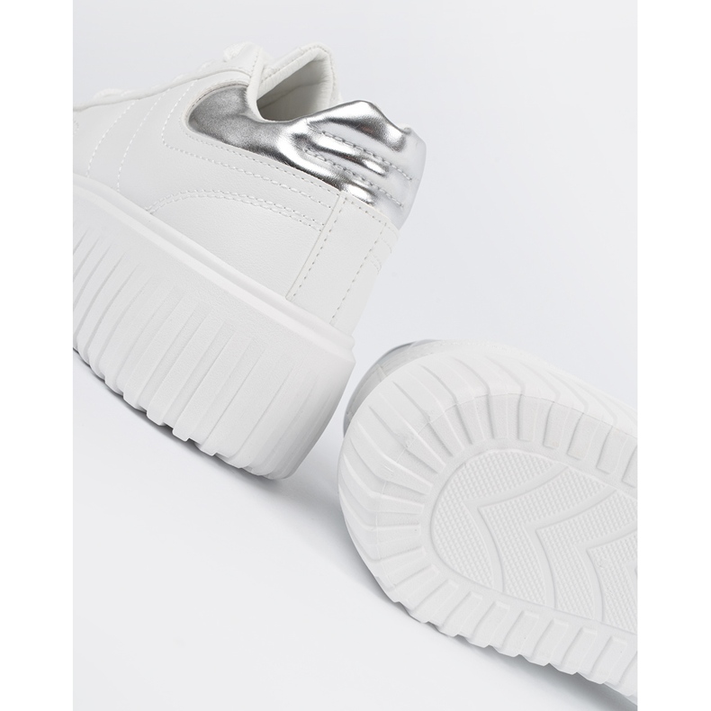 Shelvt Vita kvinnors sneakers med silverinsatser 1